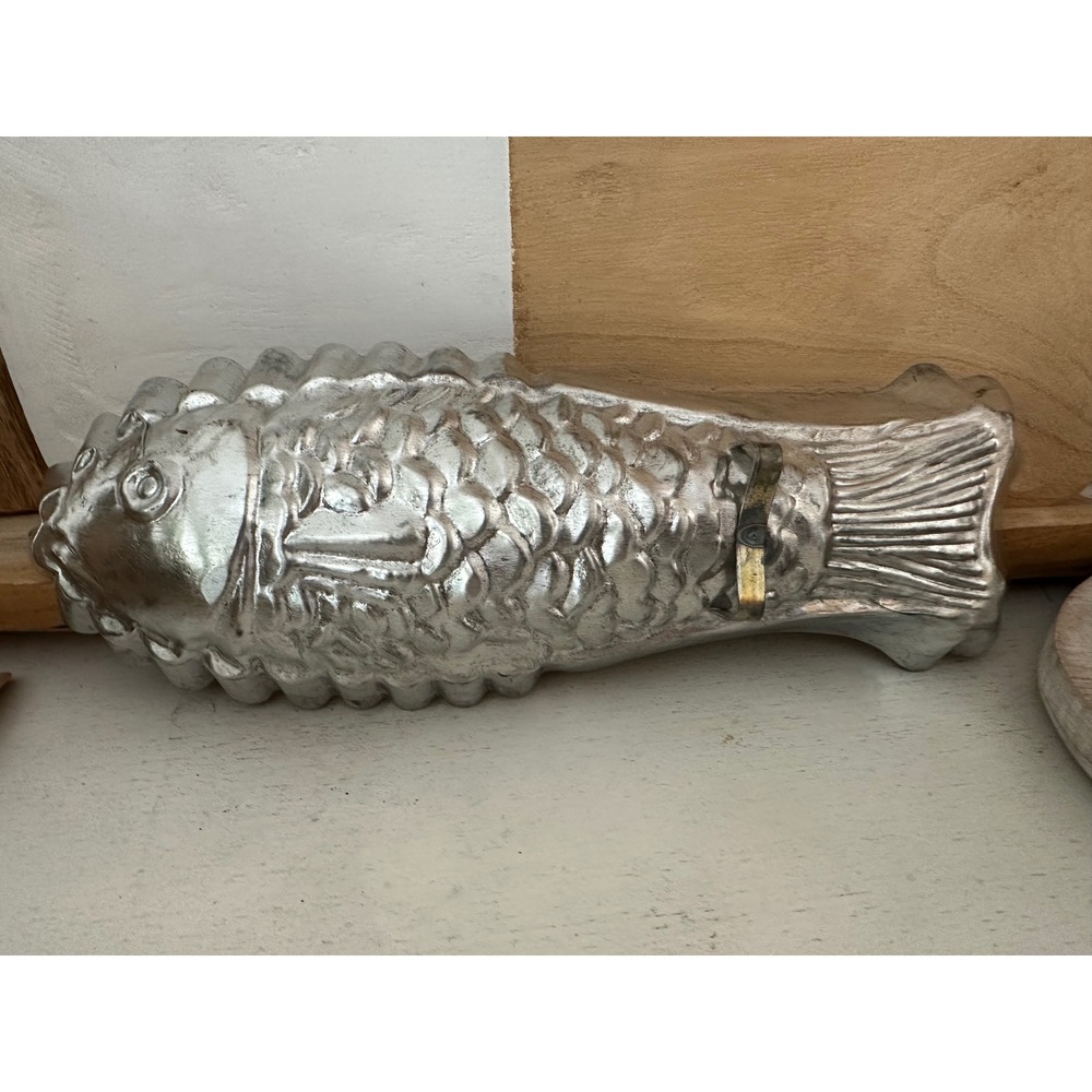 Vintage Aluminum Fish Mold – Large 12" Mid-Century Kitchen Decor & Baking Pan